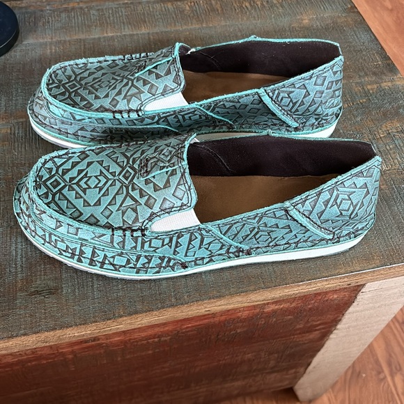 Ariat cruiser shoes. Turquoise blanket embroidered. Size 8.5. Never warn. - Picture 2 of 4